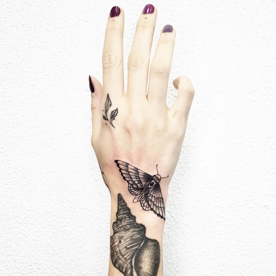 33 Beautiful Hand Tattoos For Women Tattoozz